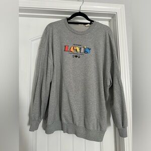 Oversized Levi’s sweatshirt